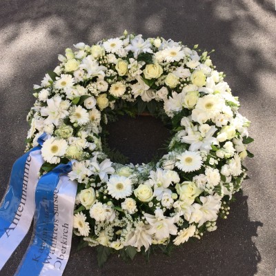 Kranz mit Rosen, Lilien, Nelken