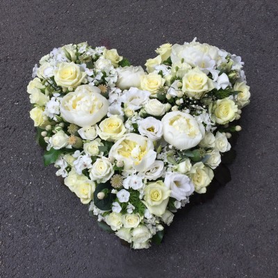 Herz mit Rosen, Pfingstrosen, Bartnelken