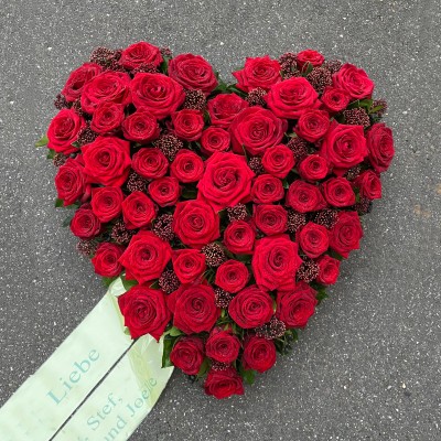 Herz mit Rosen, Skimmia