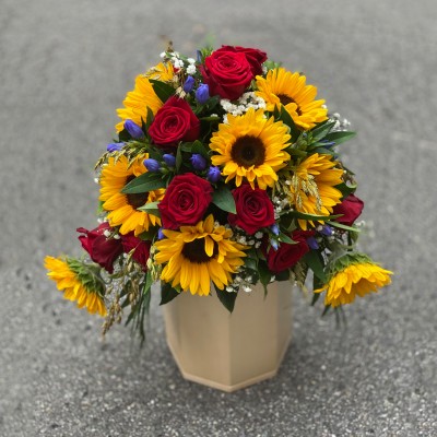 Urnengesteck mit Rosen, Sonnenblumen, Enzian