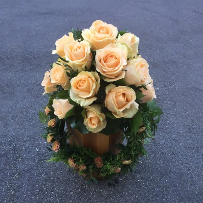 Urnengesteck & Girlande mit Rosen