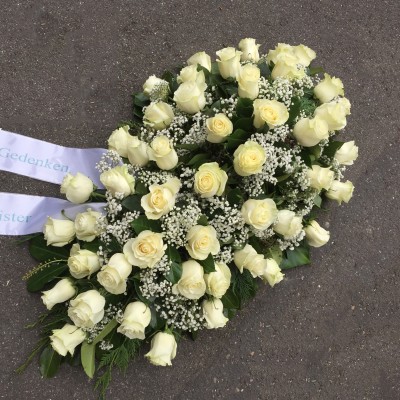 Sargbouquet mit Rosen, Schleierkraut