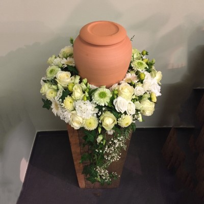 Urnenkranz mit Rosen, Germini, Eustoma