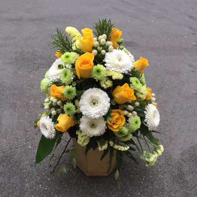 Urnengesteck mit Rosen, Germini, Hypericum