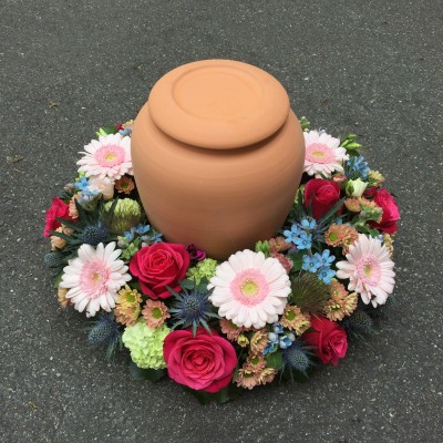 Urnenkranz mit Rosen, Germini, Disteln