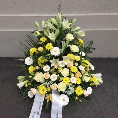 Gesteck mit Rosen, Chrysanthemen, Lilien