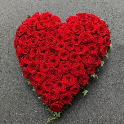 Herz mit Rosen, Efeuranken