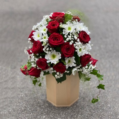 Urnengesteck mit Rosen, Chrysanthemen