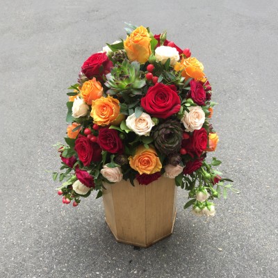 Urnengesteck mit Rosen, Echeverien