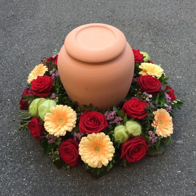 Urnenkranz mit Rosen, Germini