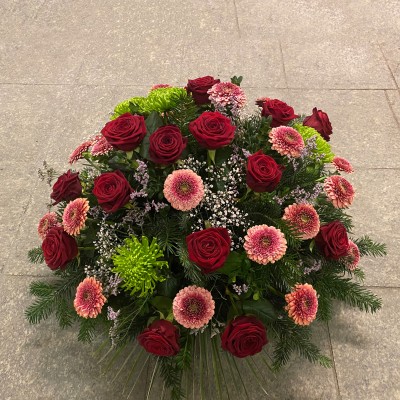 Gesteck mit Rosen, Germini, Limonium