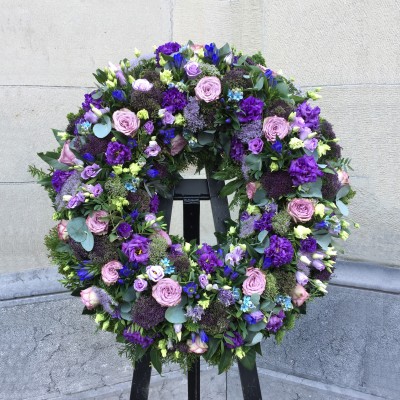 Kranz mit Rosen, Eustoma, Oxypetalum