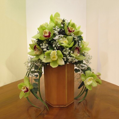 Urnengesteck mit Cymbidium, Schleierkraut