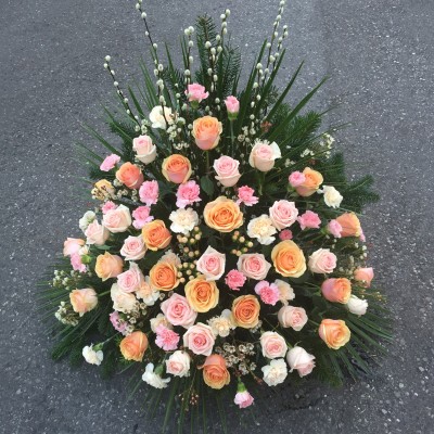 Gesteck mit Rosen, Nelken, Wachsblumen