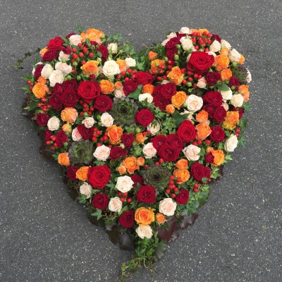 Herz mit Rosen, Echeverien, Hypericum