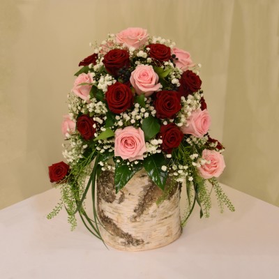 Urnengesteck mit Rosen, Schleierkraut