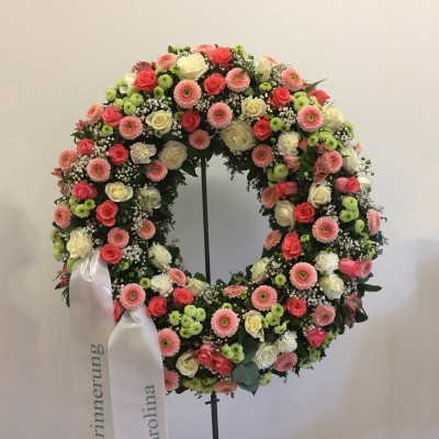 Kranz mit Rosen, Germini, Nelken