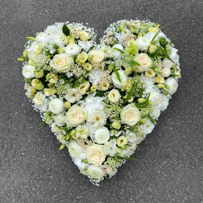 Herz mit Rosen, Eustoma, Ranunkeln