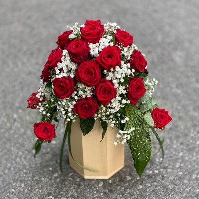 Urnengesteck mit Rosen, Schleierkraut