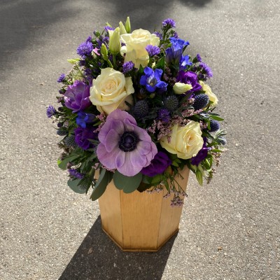 Urnengesteck mit Rosen, Anemonen, Disteln