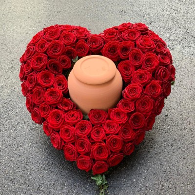 Urnenherz mit Rosen, Efeuranken