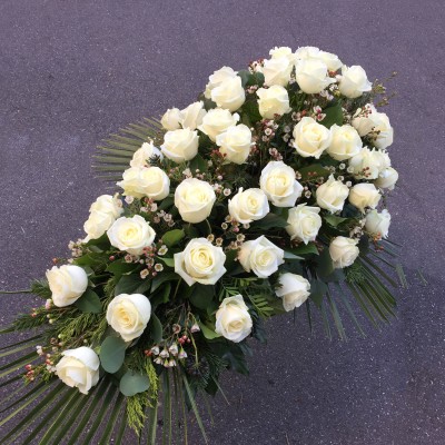 Sargbouquet mit Rosen, Wachsblumen