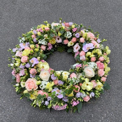 Kranz mit Rosen, Eustoma, Bouvardien