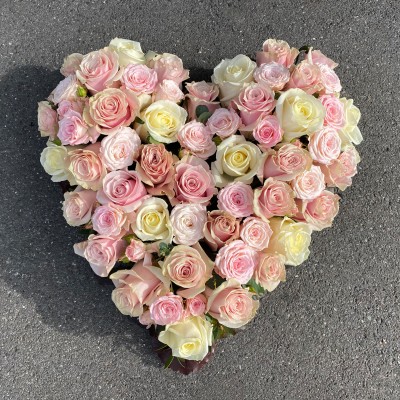 Herz mit Rosen, pastellfarben rosa