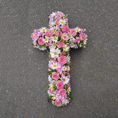 Kreuz-Gesteck mit Rosen, Chrysanthemen