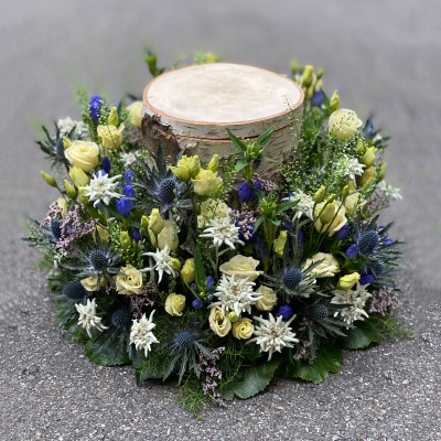Urnenkranz mit Enzian, Disteln, Edelweiss