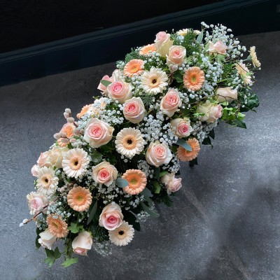 Sargbouquet mit Rosen, Germini, Schleierkraut
