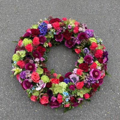 Kranz mit Rosen, Ranunkeln, Nelken