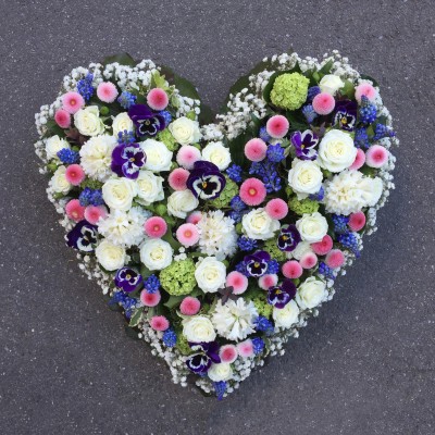 Herz mit Rosen, Bellis, Stiefmütterchen