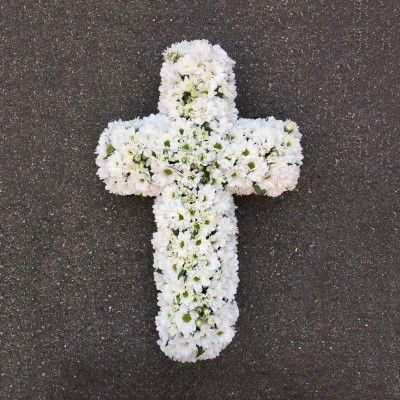 Kreuz-Gesteck mit Chrysanthemen