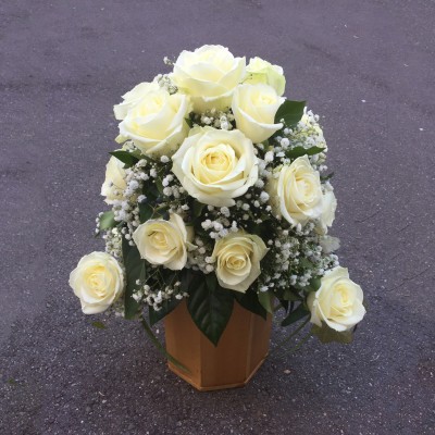 Urnengesteck mit Rosen, Schleierkraut