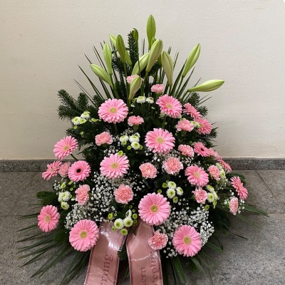 Gesteck mit Gerbera, Nelken, Schleierkraut