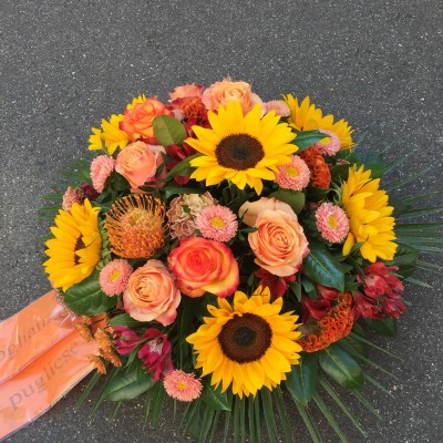 Gesteck mit Rosen, Sonnenblumen, Astern
