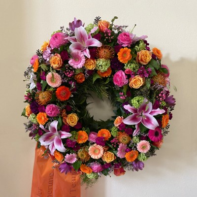 Kranz mit Rosen, Germini, Lilien