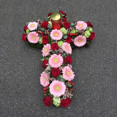 Kreuz-Gesteck mit Rosen, Germini, Hypericum
