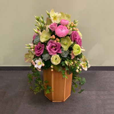 Urnengesteck mit Christrosen, Eustoma